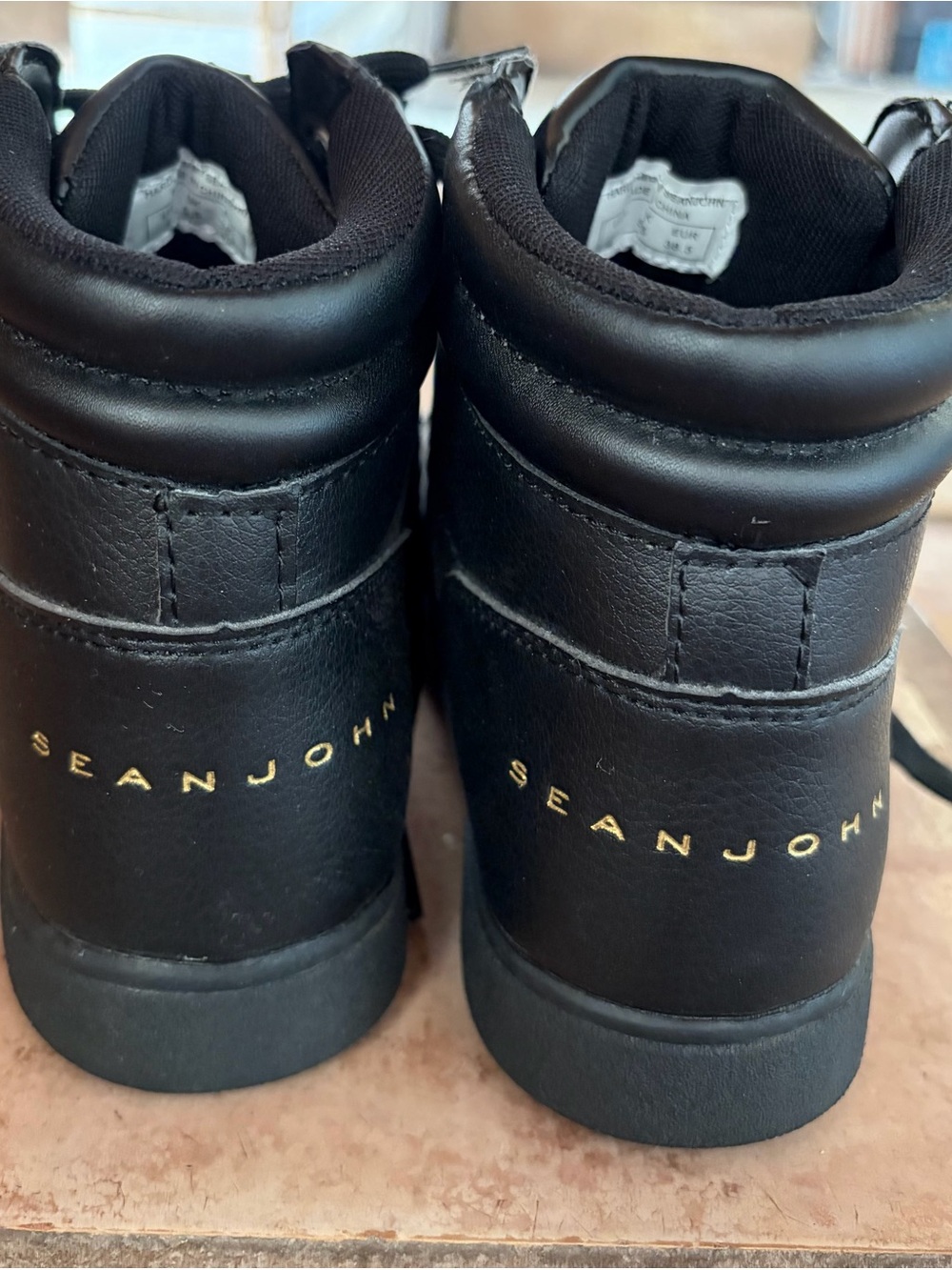 Sean John Black High-Top Sneakers with Gold Logo, Men’s / Boy’s Size 6 - NWOB